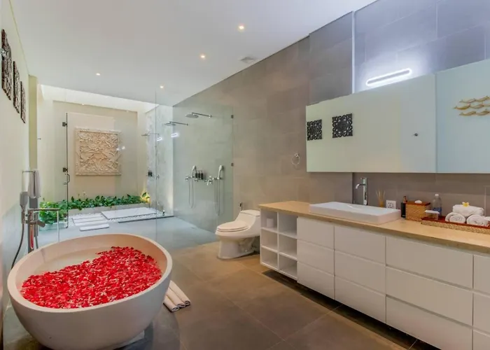Super Spacious, 6 Bed, Chef, Daily B'fast, 12 Pax Villa *